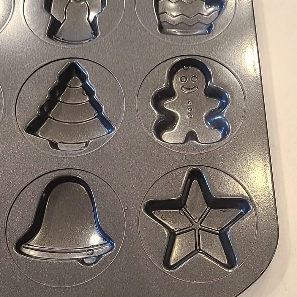 Like New Wilton Christmas Shape Cupcake tin